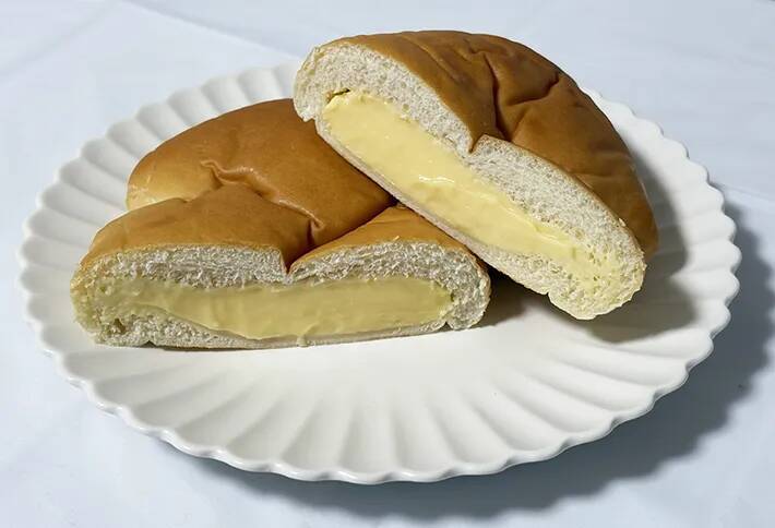 話題の『もれそうなメガクリームパン』とは？　普通のクリームパンではなく…【コンビニ】