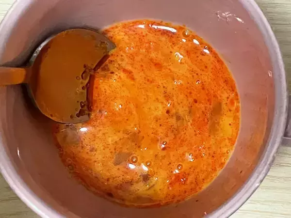 「『大さじ1杯』でピリ辛ザクザク食感　玉子焼きのアレンジに「パンチが効いてる」「食べ応えあり」」の画像