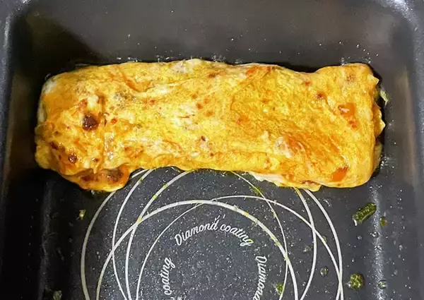 「『大さじ1杯』でピリ辛ザクザク食感　玉子焼きのアレンジに「パンチが効いてる」「食べ応えあり」」の画像