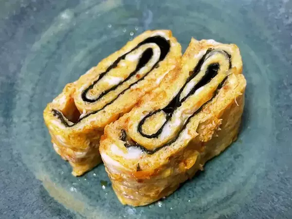 「『大さじ1杯』でピリ辛ザクザク食感　玉子焼きのアレンジに「パンチが効いてる」「食べ応えあり」」の画像