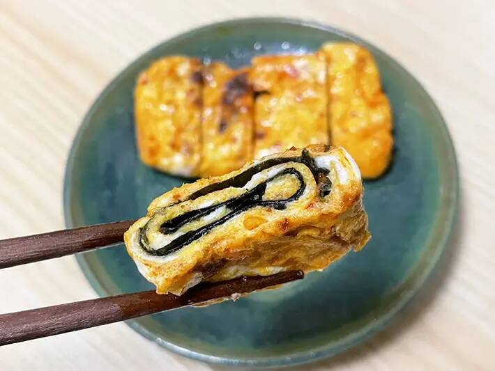 『大さじ1杯』でピリ辛ザクザク食感　玉子焼きのアレンジに「パンチが効いてる」「食べ応えあり」