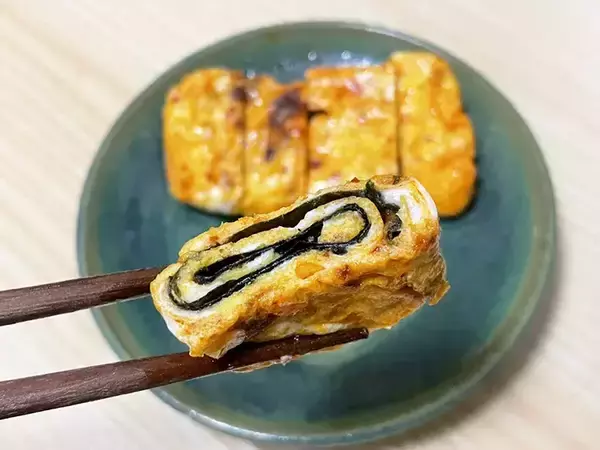 「『大さじ1杯』でピリ辛ザクザク食感　玉子焼きのアレンジに「パンチが効いてる」「食べ応えあり」」の画像