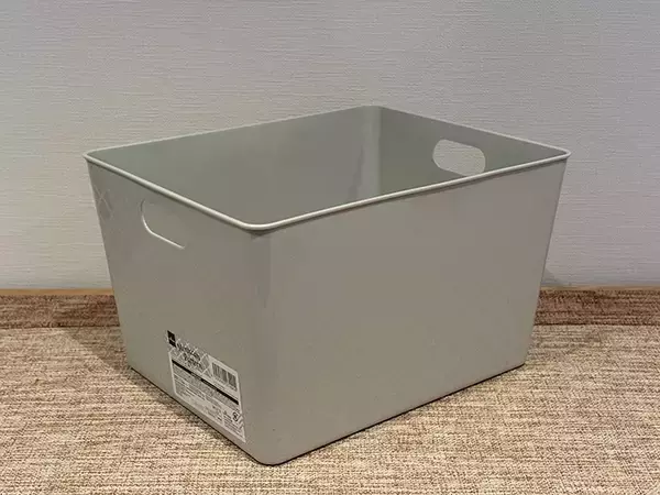 「バスケットにつっぱり棒を通すだけ！　キッチンの収納スペースを増やすアイディアが「これは嬉しい」」の画像