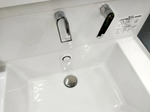 ラップをして30分放置　洗面台の『排水口』の汚れを落とす裏ワザで「スッキリ」【排水口掃除4選】