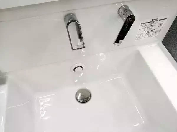 ラップをして30分放置　洗面台の『排水口』の汚れを落とす裏ワザで「スッキリ」【排水口掃除4選】
