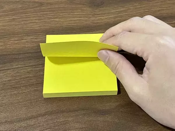 「もう付箋が『クルン』とならない！　仕事や勉強のイライラが解決する簡単テク【2選】」の画像