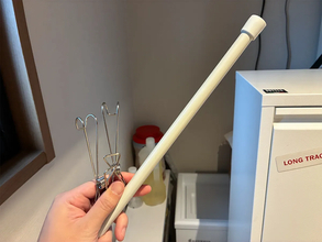 キッチンのデッドスペースにつっぱり棒をセット　100均アイテムだけで作れた収納場所に「スッキリ！」
