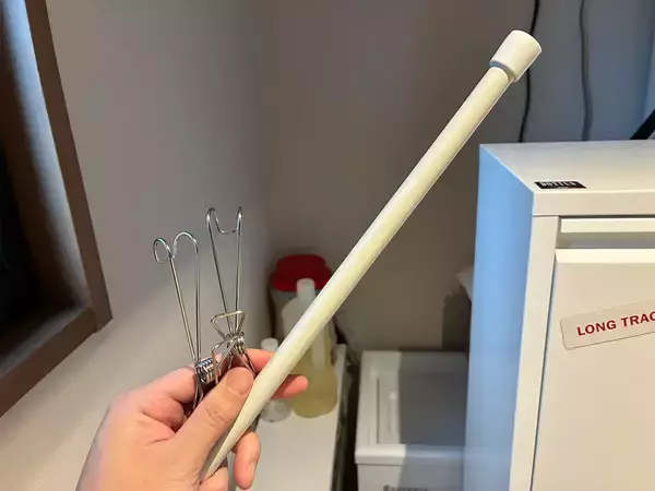 キッチンのデッドスペースにつっぱり棒をセット　100均アイテムだけで作れた収納場所に「スッキリ！」