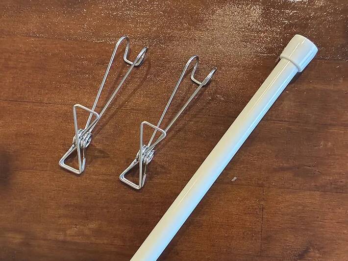 キッチンのデッドスペースにつっぱり棒をセット　100均アイテムだけで作れた収納場所に「スッキリ！」