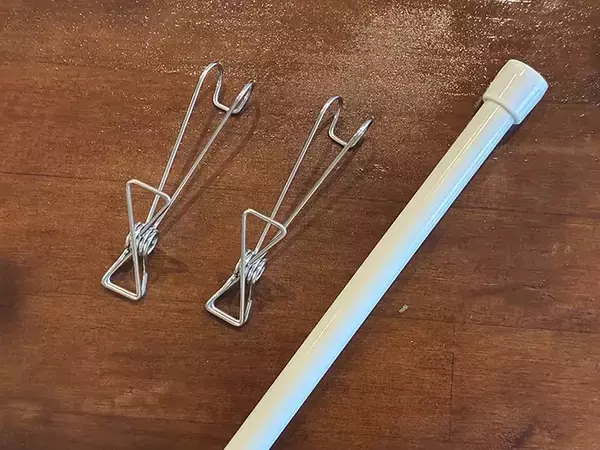 「キッチンのデッドスペースにつっぱり棒をセット　100均アイテムだけで作れた収納場所に「スッキリ！」」の画像