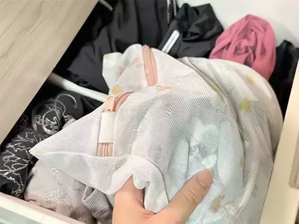 「洗濯に使うだけはもったいない！　洗濯ネットの『じゃない使い方』に「スポンジよりいいかも」」の画像