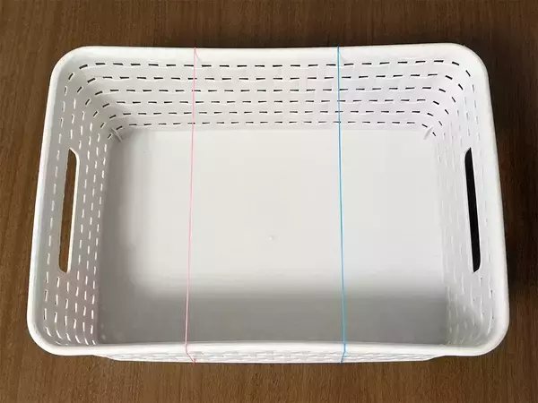 バスケットに輪ゴムを掛けると？　すぐに試せる収納術が、こちら