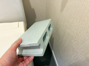 100均の発泡ブロックを『便器横』に置く発想が正解　トイレグッズを衛生的に収納できる【活用2選】