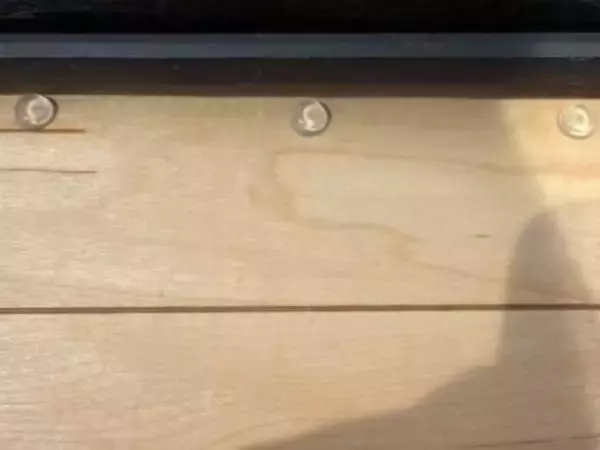 クッションゴムを貼るだけで？　暮らしの６つの悩みに「助かった」「地味に最強」