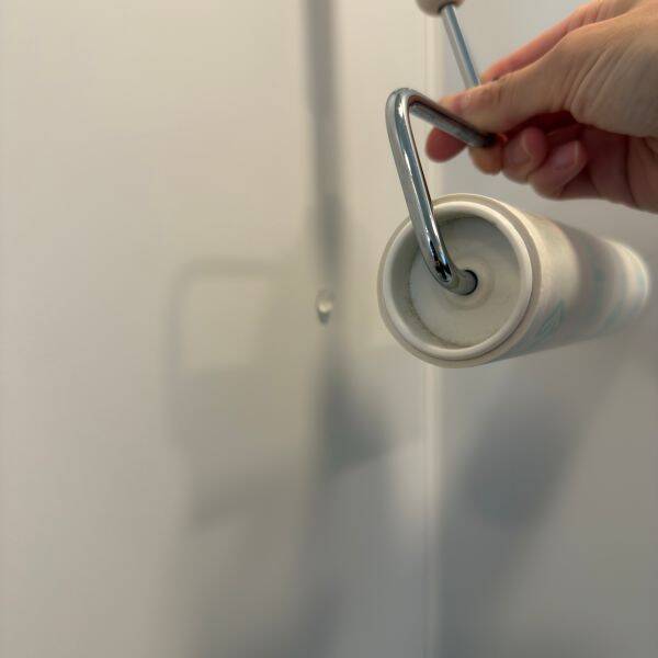 クッションゴムを貼るだけで？　暮らしの６つの悩みに「助かった」「地味に最強」