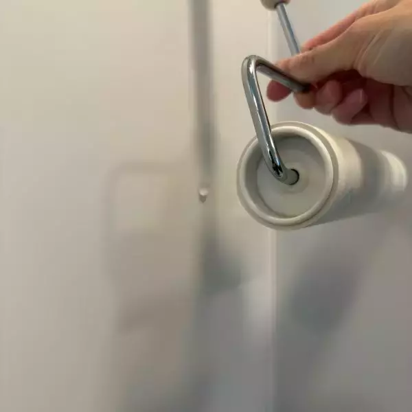 「クッションゴムを貼るだけで？　暮らしの６つの悩みに「助かった」「地味に最強」」の画像