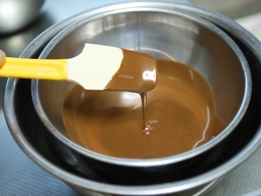 チョコの湯せんはボウル不要！　裏技に「初めて知った」「これは助かる」【4選】
