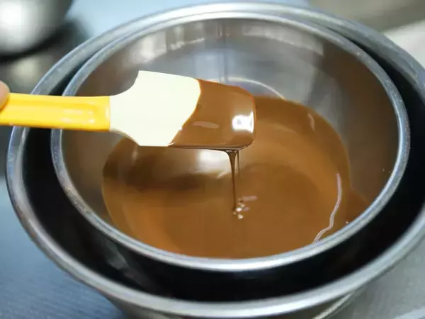 チョコの湯せんはボウル不要！　裏技に「初めて知った」「これは助かる」【4選】