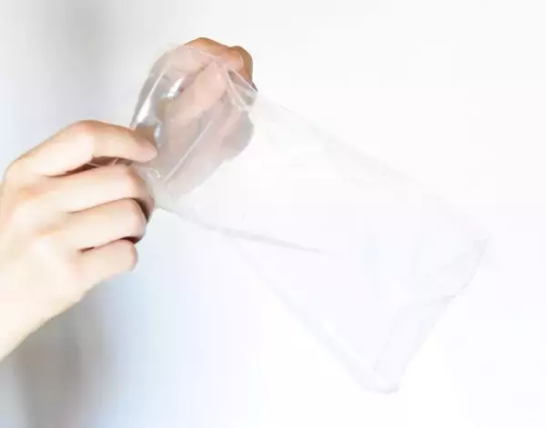 「チョコの湯せんはボウル不要！　裏技に「初めて知った」「これは助かる」【4選】」の画像