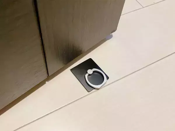 100均で見つけたスマホリングで家のドアを自由自在に固定　暮らしが一変する裏技