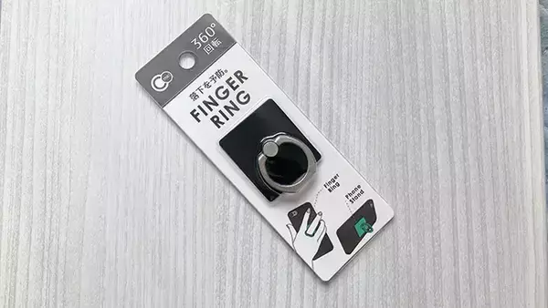 「100均で見つけたスマホリングで家のドアを自由自在に固定　暮らしが一変する裏技」の画像