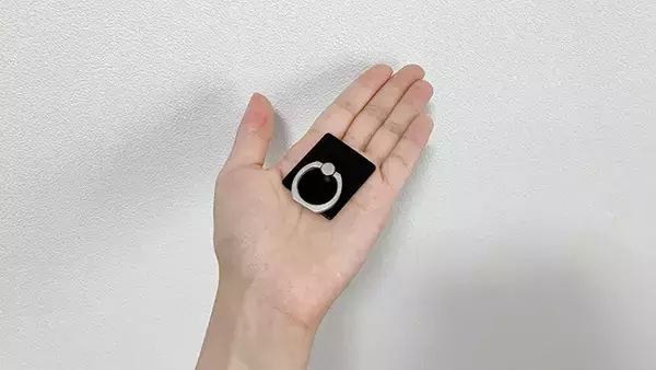 「100均で見つけたスマホリングで家のドアを自由自在に固定　暮らしが一変する裏技」の画像