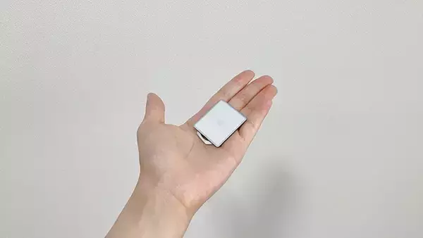 「100均で見つけたスマホリングで家のドアを自由自在に固定　暮らしが一変する裏技」の画像