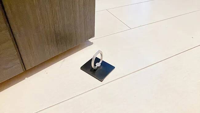 100均で見つけたスマホリングで家のドアを自由自在に固定　暮らしが一変する裏技