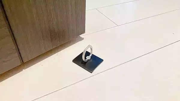 「100均で見つけたスマホリングで家のドアを自由自在に固定　暮らしが一変する裏技」の画像