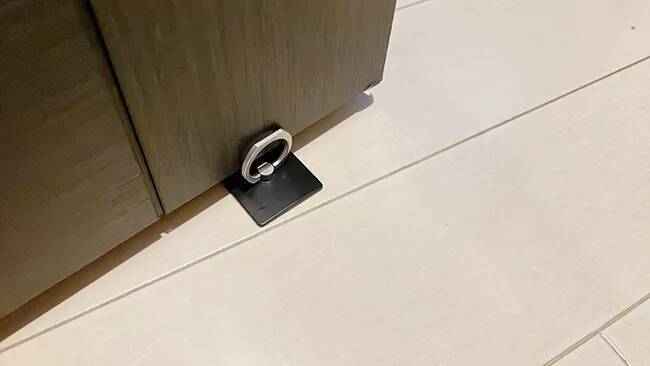 100均で見つけたスマホリングで家のドアを自由自在に固定　暮らしが一変する裏技