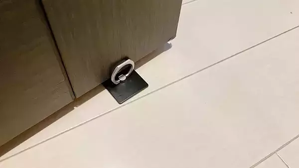 「100均で見つけたスマホリングで家のドアを自由自在に固定　暮らしが一変する裏技」の画像