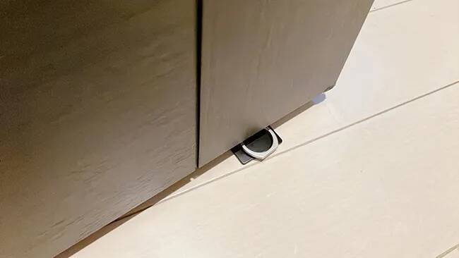 100均で見つけたスマホリングで家のドアを自由自在に固定　暮らしが一変する裏技