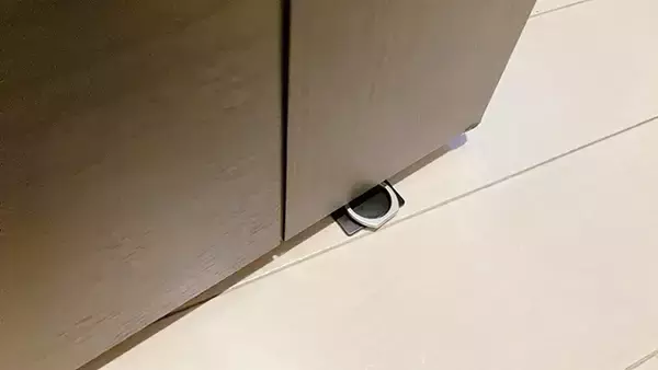 「100均で見つけたスマホリングで家のドアを自由自在に固定　暮らしが一変する裏技」の画像