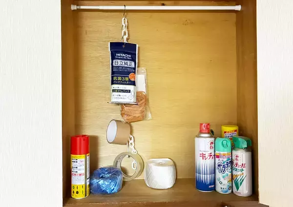 「ダイソーで買った白い鎖、つっぱり棒にかけると　戸棚の収納スペースが増える『知恵』に感動」の画像