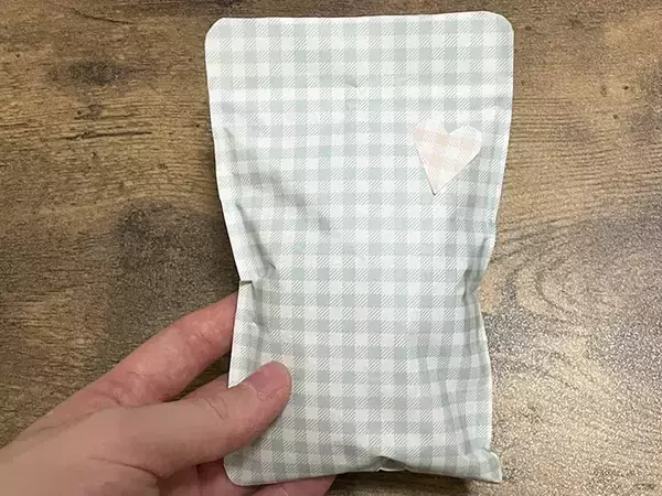 「カバンから取り出すたびにテンションが上がる！　透明のチャック袋をかわいくアレンジしてみると…「旅行時に便利」」の画像