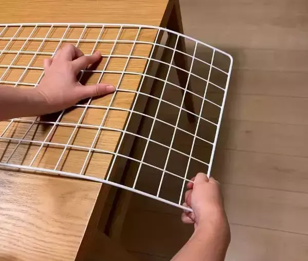 「ワイヤーラックを『コの字』に曲げたら…　完成したのは収納力が倍になる簡易棚！」の画像