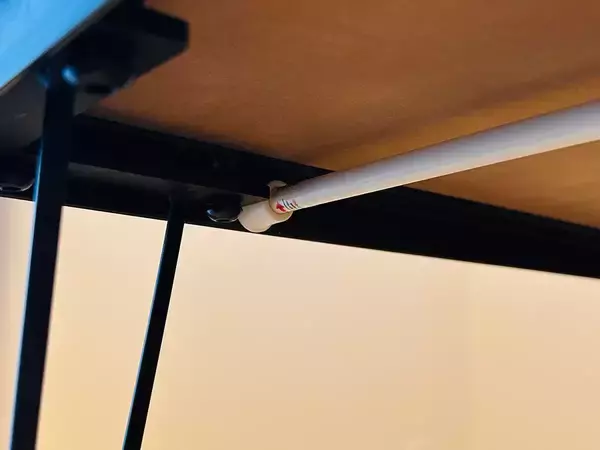 「これは助かる」「置く場所が増えて快適」　テーブル下のデッドスペースを活用する裏ワザがこちら！