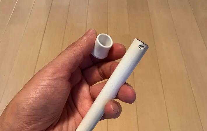 「これは助かる」「置く場所が増えて快適」　テーブル下のデッドスペースを活用する裏ワザがこちら！