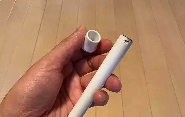 「「これは助かる」「置く場所が増えて快適」　テーブル下のデッドスペースを活用する裏ワザがこちら！」の画像