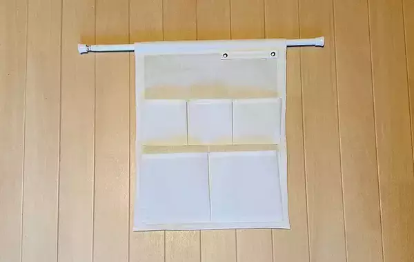 「「これは助かる」「置く場所が増えて快適」　テーブル下のデッドスペースを活用する裏ワザがこちら！」の画像