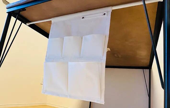 「これは助かる」「置く場所が増えて快適」　テーブル下のデッドスペースを活用する裏ワザがこちら！