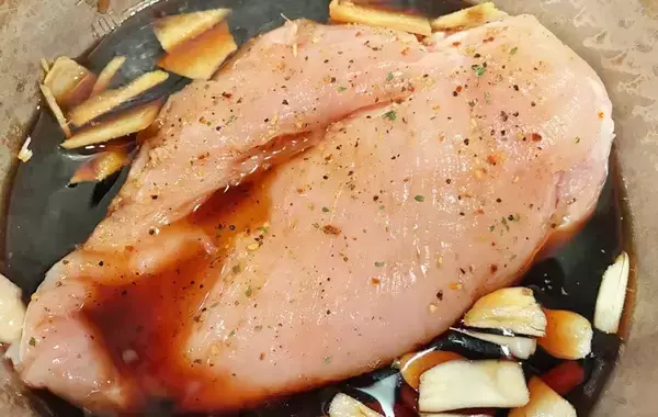 「スーパーの安いむね肉　絶品にする方法に「ご飯がどんどん進む！」【作り置きおかず】」の画像