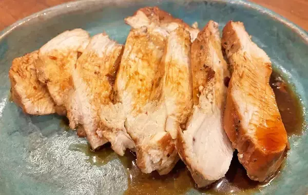 「スーパーの安いむね肉　絶品にする方法に「ご飯がどんどん進む！」【作り置きおかず】」の画像