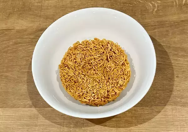 「【ズボラ飯レシピ】え、これアリなの？　チキンラーメンにお茶づけ海苔を足したら…」の画像