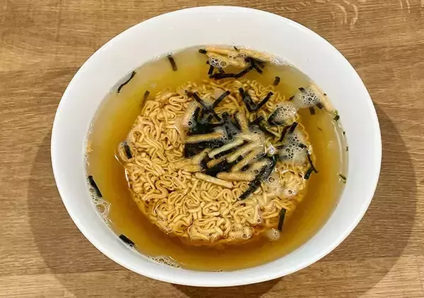 「【ズボラ飯レシピ】え、これアリなの？　チキンラーメンにお茶づけ海苔を足したら…」の画像