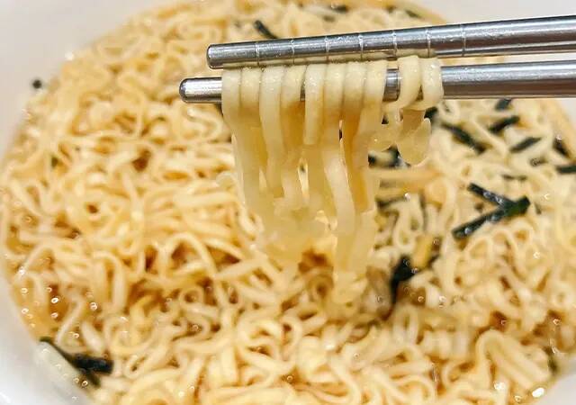 【ズボラ飯レシピ】え、これアリなの？　チキンラーメンにお茶づけ海苔を足したら…