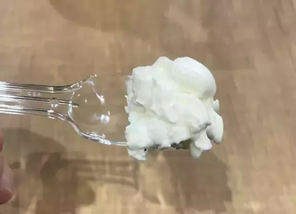 「シュークリームの中身は『生クリーム』ではなく？　レモンが香る味に「食べやすい」「驚いた」」の画像