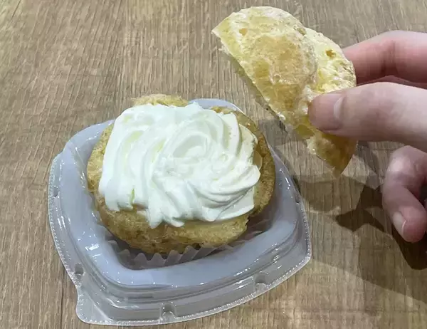 「シュークリームの中身は『生クリーム』ではなく？　レモンが香る味に「食べやすい」「驚いた」」の画像
