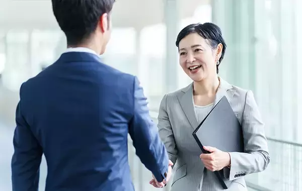 「『お疲れさま』って英語でなんと言う？　使いこなせたら『しごでき』な言葉」の画像