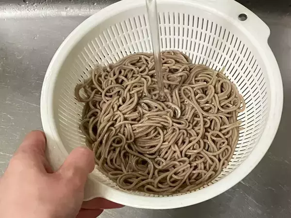 乾麺のそばを『水』からゆでると？　できあがりに「ノド越しが違う！」